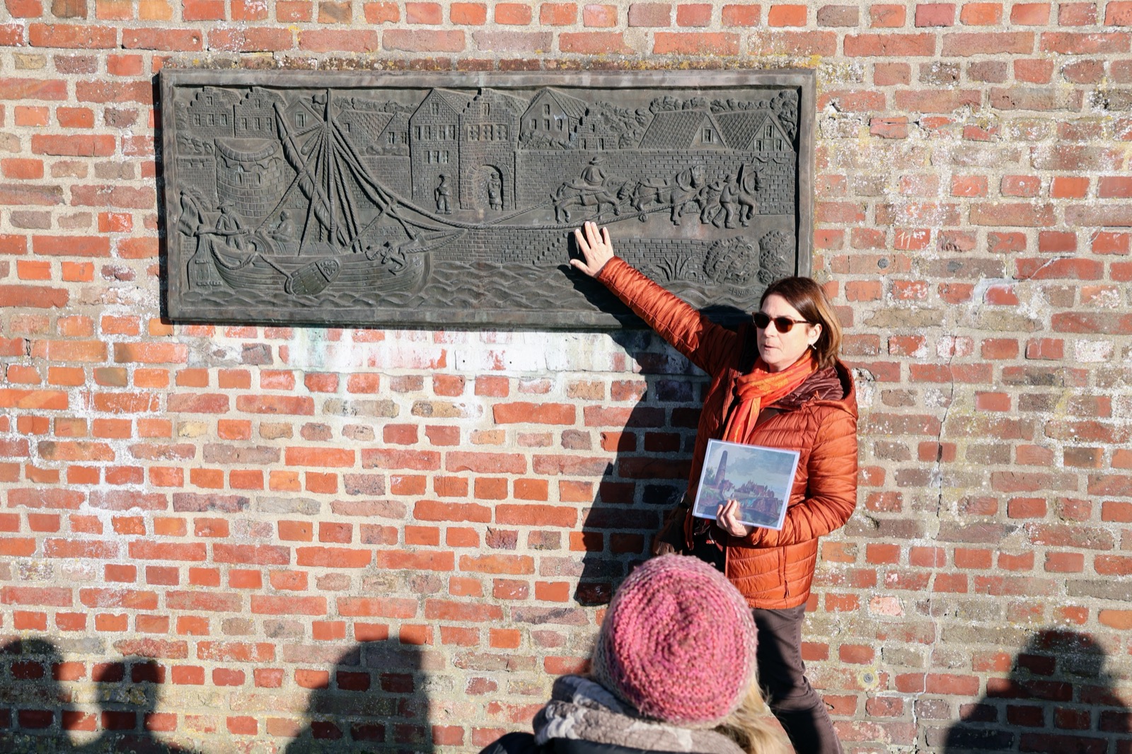 Historisches Stadtrelief an einer Backsteinmauer in Kaiserswerth