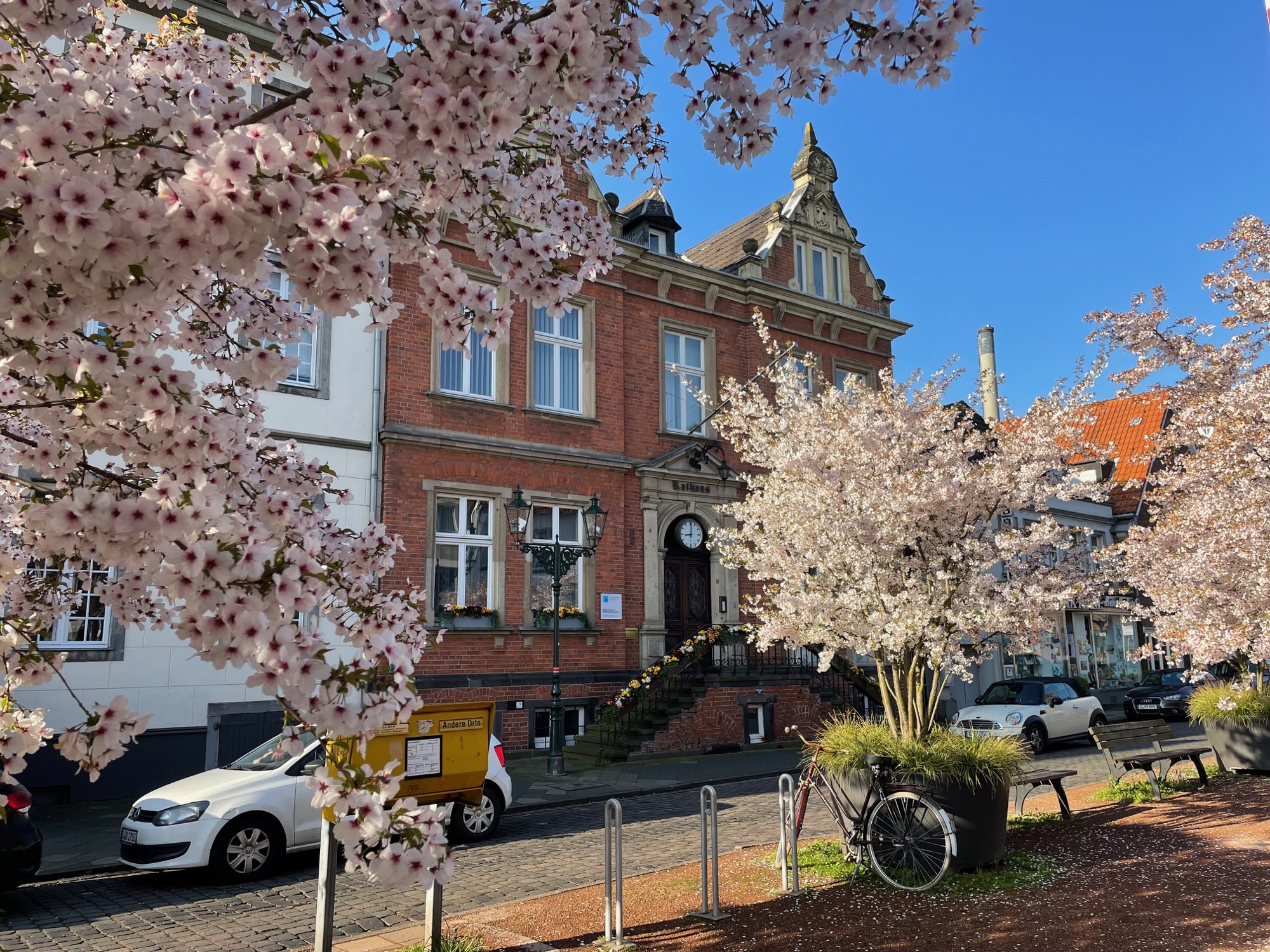 Das Kaiserswerther Rathaus im Frühling